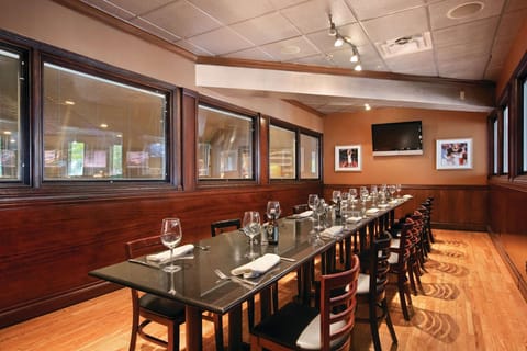 Breakfast, lunch, dinner served; American cuisine