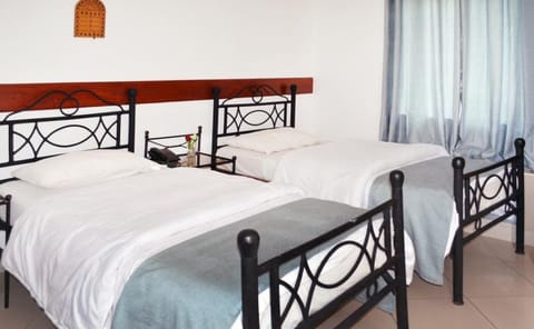 Triple Room | In-room safe, desk, iron/ironing board, free WiFi