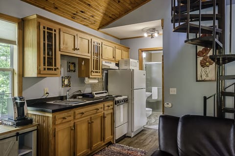 Cabin, 2 Bedrooms | Shared kitchen | Fridge, microwave, coffee/tea maker, toaster