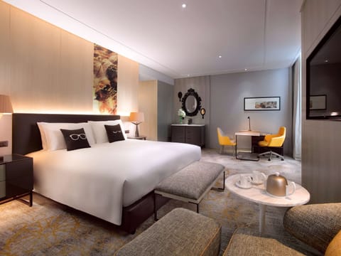 Junior Suite, 1 King Bed | Premium bedding, minibar, in-room safe, desk