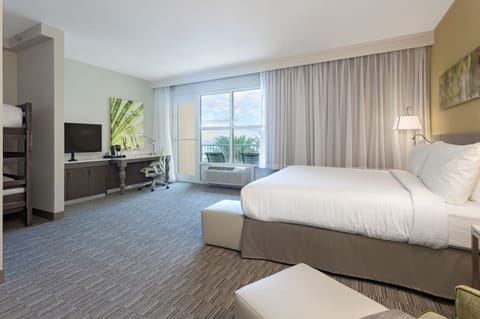 Junior Suite, 1 King Bed, Gulf View | In-room safe, blackout drapes, iron/ironing board