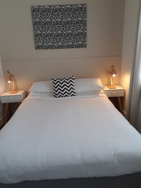 Quad Room | Iron/ironing board, free WiFi, bed sheets