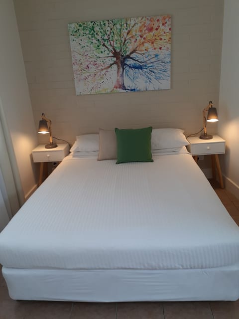 Queen Room | Iron/ironing board, free WiFi, bed sheets