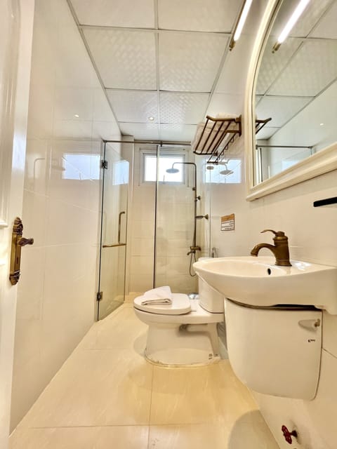 Suite Double Room | Bathroom | Shower, free toiletries, hair dryer, slippers