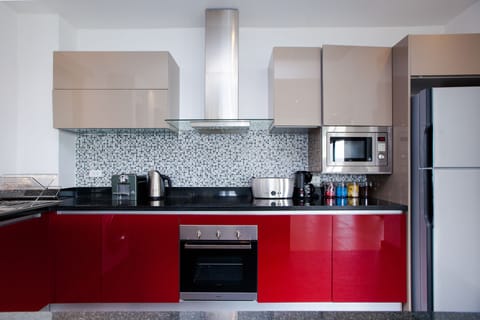 3 Bedroom Villa | Private kitchen | Full-size fridge, microwave, oven, stovetop