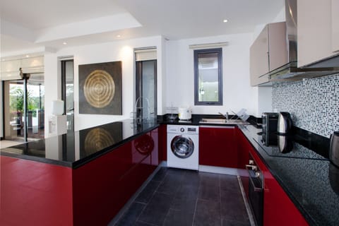 3 Bedroom Villa | Private kitchen | Full-size fridge, microwave, oven, stovetop