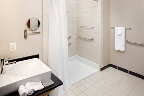 Combined shower/tub, deep soaking tub, free toiletries, hair dryer