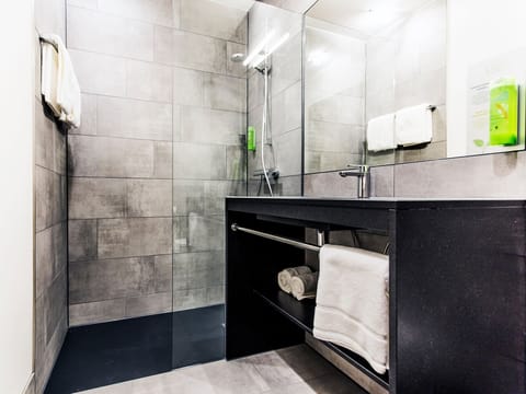 Shower, hair dryer, heated floors, towels