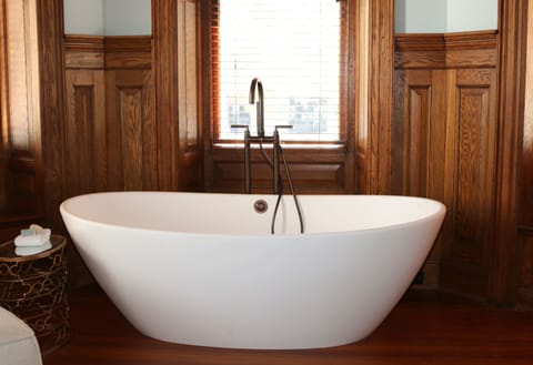 Deep soaking bathtub