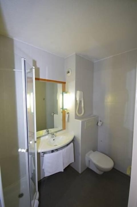 Room for 1 or 2 persons | Bathroom | Shower, eco-friendly toiletries, hair dryer, towels