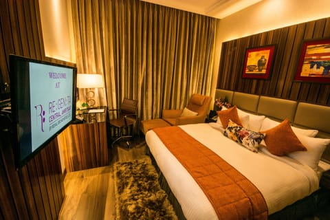 Executive Double Room | Minibar, in-room safe, desk, soundproofing