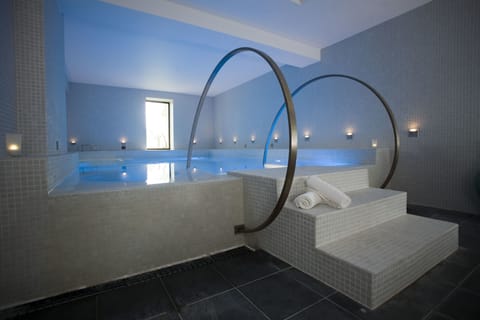 Indoor spa tub