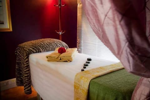 Couples treatment rooms, body treatments, hot stone massages