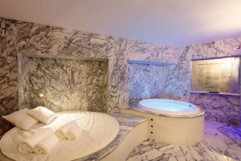 Royal Suite, Hot Tub, Lake View (SPA) | Bathroom | Designer toiletries, hair dryer, bathrobes, slippers