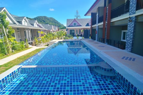 Indoor/outdoor pool