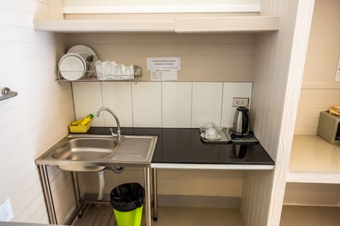 Deluxe Room | Private kitchen | Fridge, microwave, electric kettle, cookware/dishes/utensils