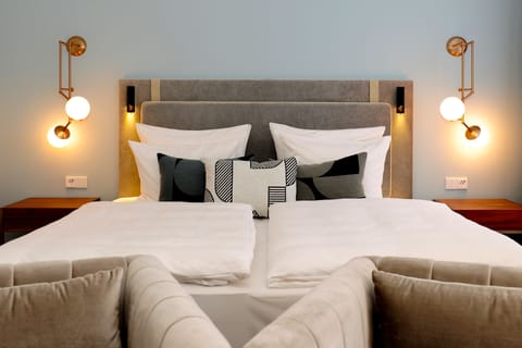 Junior Suite, 1 King Bed | Premium bedding, in-room safe, desk, blackout drapes