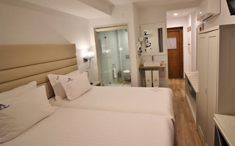 Standard Twin Room | Free minibar, in-room safe, individually decorated