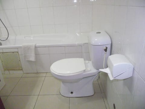 Standard Room | Bathroom | Shower, free toiletries, towels