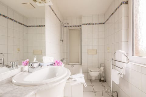 Junior Suite | Bathroom | Free toiletries, hair dryer, towels