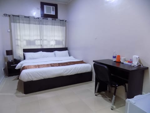 Deluxe Triple Room, 1 King Bed, Bathtub | Premium bedding, desk, rollaway beds, free WiFi