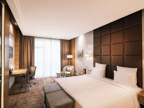 Standard Room, 1 King Bed | Premium bedding, minibar, in-room safe, desk