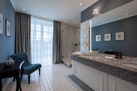 Suite | Bathroom | Deep soaking tub, free toiletries, hair dryer, bathrobes