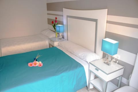 Triple Room, Private Bathroom (en apartamento compartido) | 1 bedroom, free WiFi, bed sheets