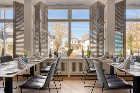 2 restaurants, breakfast, lunch, dinner served; Regional cuisine