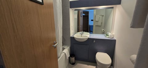 Combined shower/tub, free toiletries, hair dryer, towels