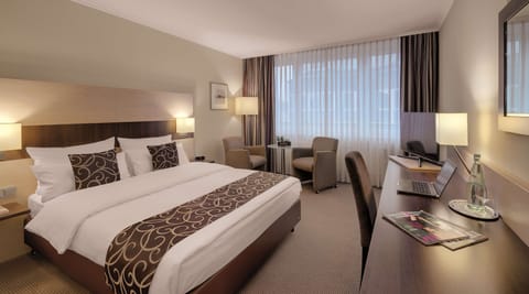 Comfort Room, 1 King Bed | Premium bedding, minibar, in-room safe, laptop workspace