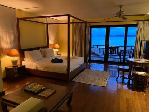 Superior Deluxe Room, Sea View | 1 bedroom, premium bedding, minibar, in-room safe