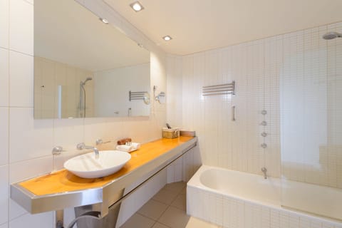 Waterfront Terrace Queen Room | Bathroom | Hair dryer, towels, soap, shampoo