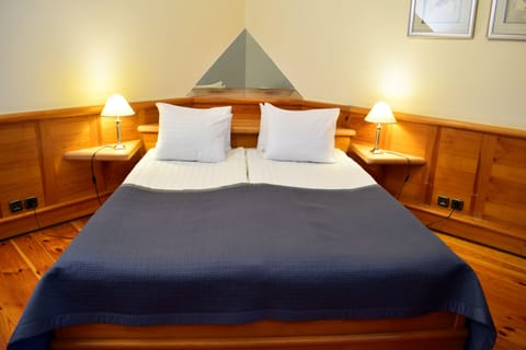 Standard Double Room | In-room safe, desk, iron/ironing board, free WiFi