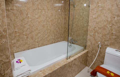 Standard Twin Room | Bathroom | Combined shower/tub, deep soaking tub, free toiletries, hair dryer