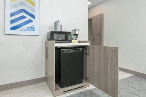 Suite, 1 King Bed, Roll-in Shower (Mobility Accessible) | Iron/ironing board, free cribs/infant beds, free WiFi, bed sheets