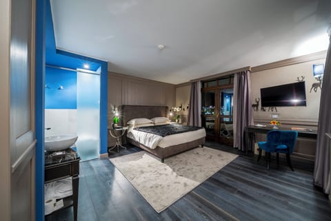 Suite (Prestige) | Premium bedding, down comforters, minibar, in-room safe