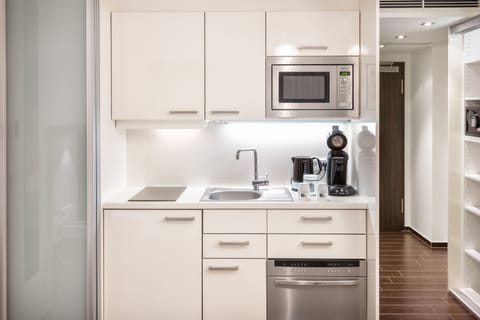 Full-size fridge, microwave, stovetop, dishwasher