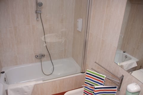 Double Room | Bathroom | Free toiletries, towels