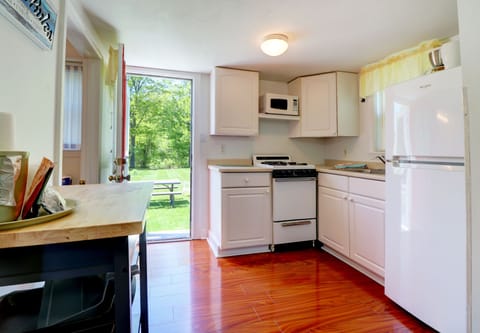 Cottage 9 | Private kitchen | Microwave, coffee/tea maker, toaster, cookware/dishes/utensils