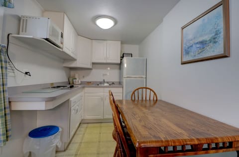 Cottage 7 | Private kitchen | Microwave, coffee/tea maker, toaster, cookware/dishes/utensils