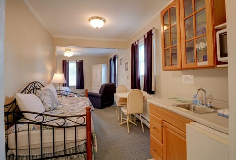 Country Inn Suite 26 | Living area | 32-inch LED TV with digital channels, TV, streaming services