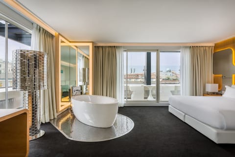 Suite, Bathtub | 1 bedroom, minibar, in-room safe, desk