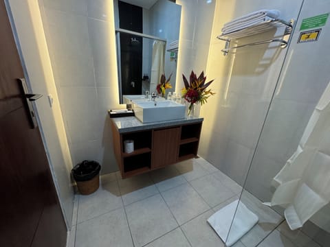 Deluxe Garden Premium | Bathroom | Combined shower/tub, free toiletries, towels