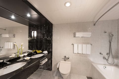 Twin One Bedroom Suite | Bathroom | Combined shower/tub, free toiletries, hair dryer, slippers