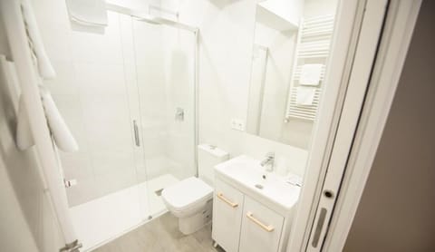 Standard Double Room | Bathroom | Shower, rainfall showerhead, free toiletries, hair dryer