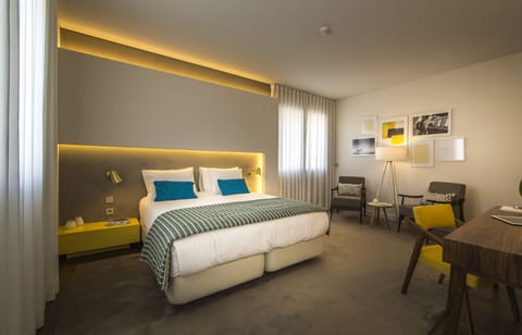 Deluxe Suite | Minibar, in-room safe, desk, soundproofing