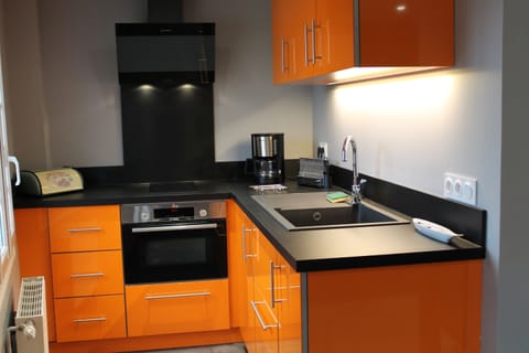 Apartment, 1 Bedroom, City View | Private kitchen