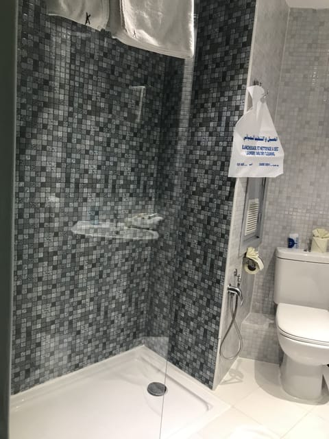 Combined shower/tub, deep soaking tub, free toiletries, hair dryer