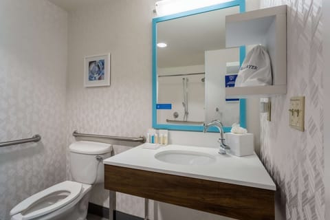 Studio, Accessible, Non Smoking | Bathroom | Combined shower/tub, free toiletries, hair dryer, towels